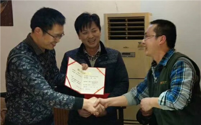 年度總結(jié)暨表彰會(huì)，員工喜領(lǐng)股權(quán)證書、榮譽(yù)證書和獎(jiǎng)金